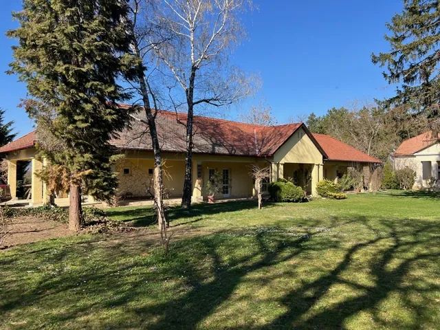 Eladó ház Pécsvárad 618 nm