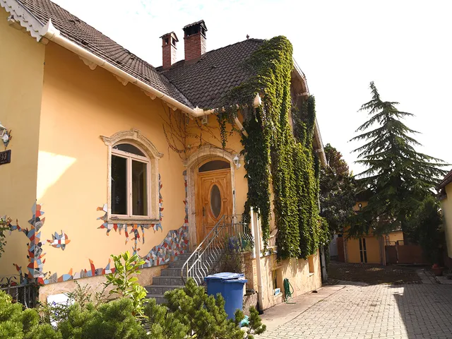 Eladó ház Pécs, Hird, Hirdi utca 151 nm