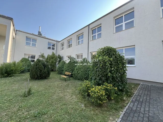 Eladó kereskedelmi és ipari ingatlan Pécs, Kertváros 590 nm