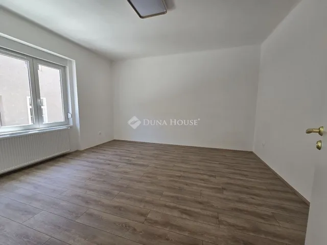 Eladó lakás Pécs 69 nm