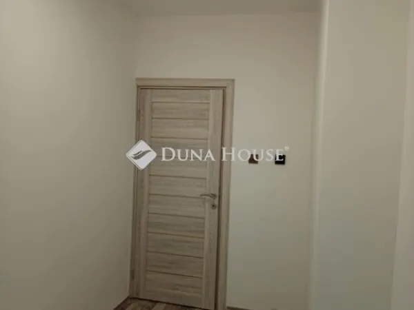 Eladó lakás Komló 56 nm