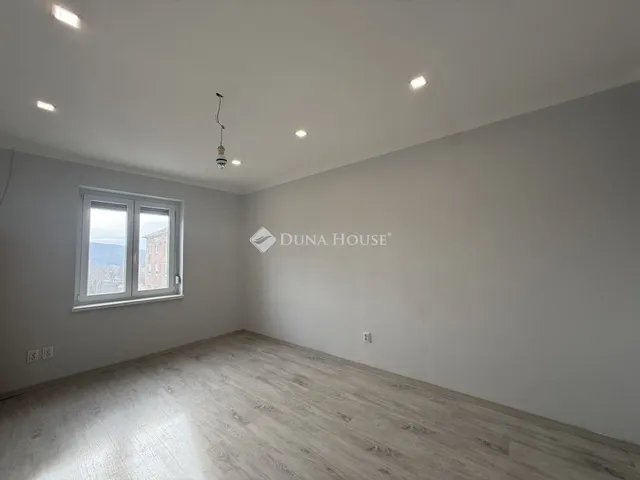 Eladó lakás Komló 54 nm