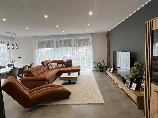 Eladó ház Pécs, Csoronika 129 nm