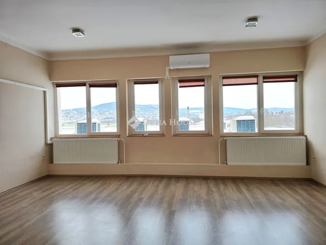 Eladó kereskedelmi és ipari ingatlan Pécs 1650 nm