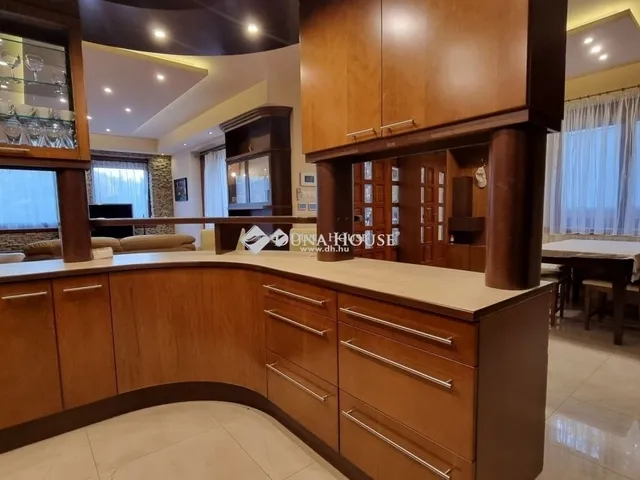 Eladó ház Komló 240 nm