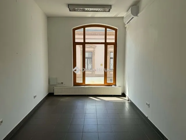 Kiadó kereskedelmi és ipari ingatlan Pécs, Belváros 65 nm
