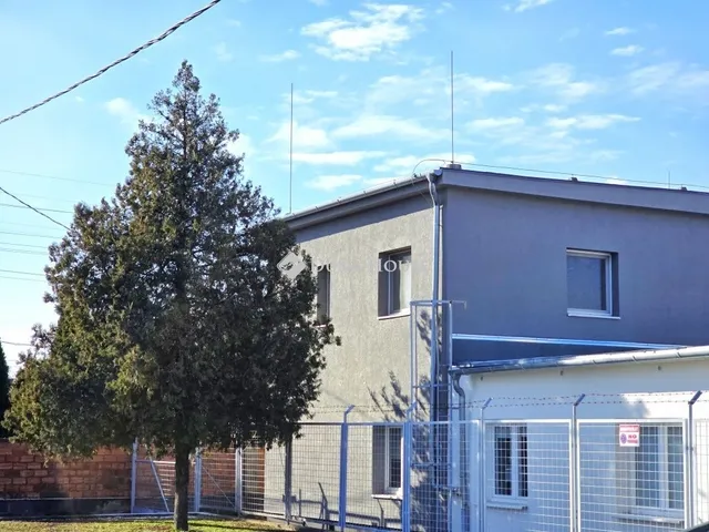 Eladó kereskedelmi és ipari ingatlan Pécs 430 nm