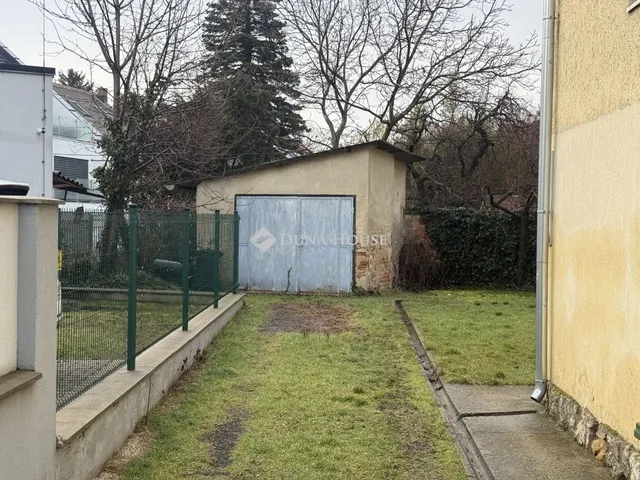 Eladó garázs Pécs, Egyetemváros 15 nm