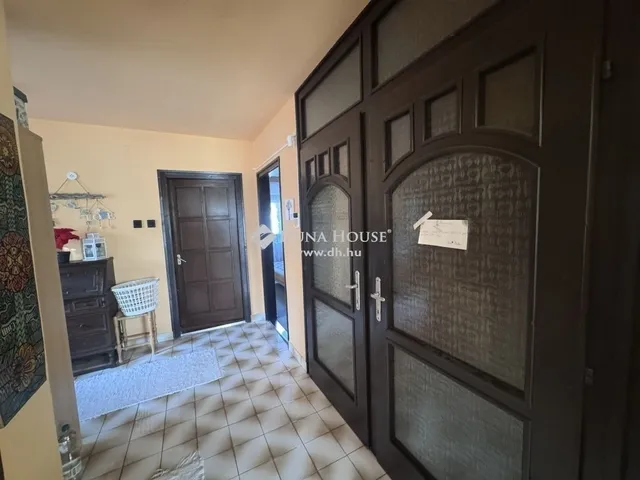 Eladó ház Komló 240 nm