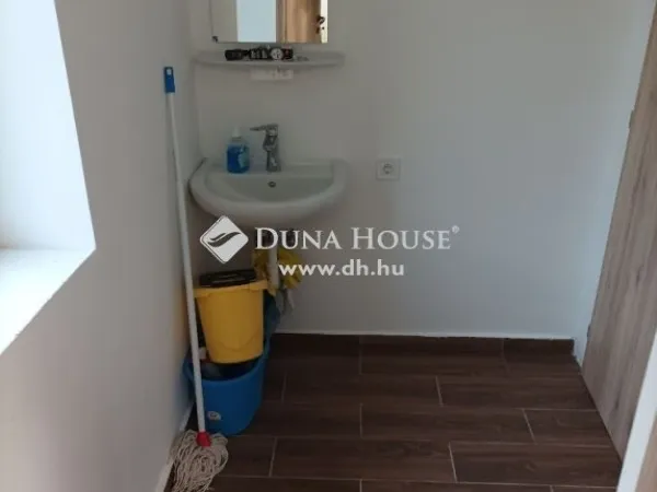 Kiadó kereskedelmi és ipari ingatlan Komló 275 nm