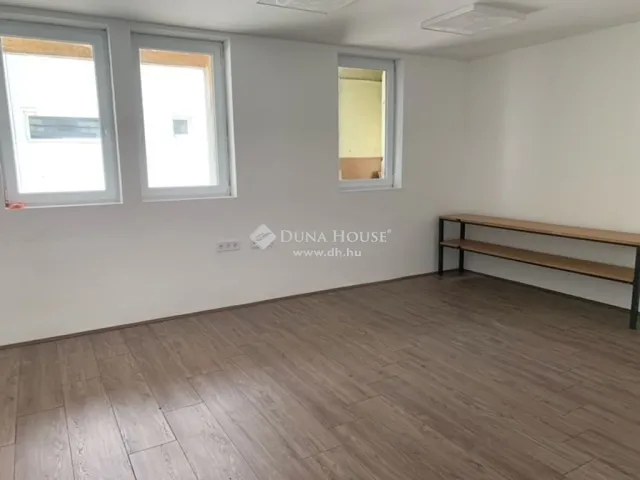 Kiadó kereskedelmi és ipari ingatlan Komló 275 nm