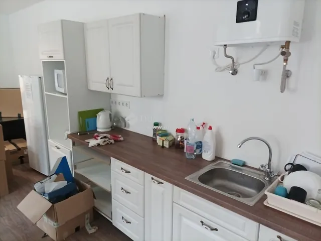 Kiadó kereskedelmi és ipari ingatlan Komló 275 nm