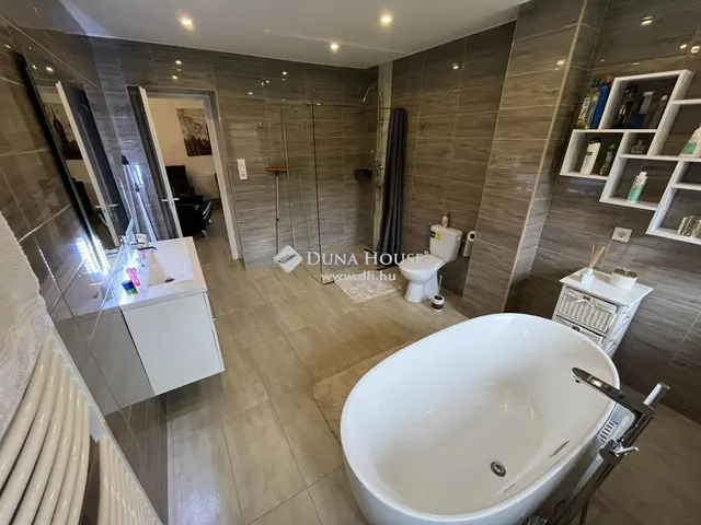 Eladó ház Komló 228 nm