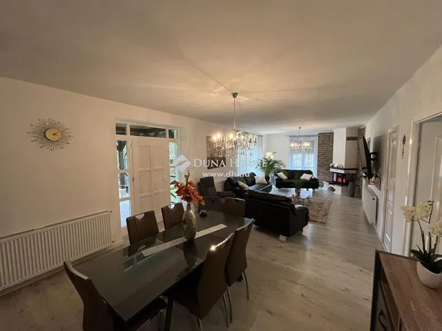 Eladó ház Komló 228 nm