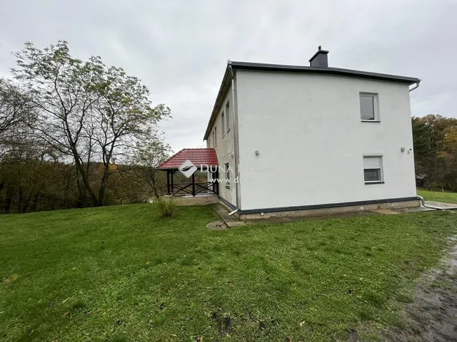 Eladó ház Komló 228 nm