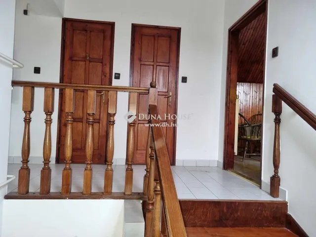 Eladó ház Szentlőrinc 330 nm