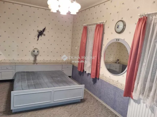 Eladó ház Szentlőrinc 330 nm