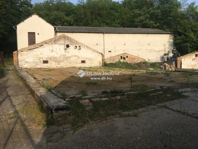 Eladó kereskedelmi és ipari ingatlan Keszü 200 nm