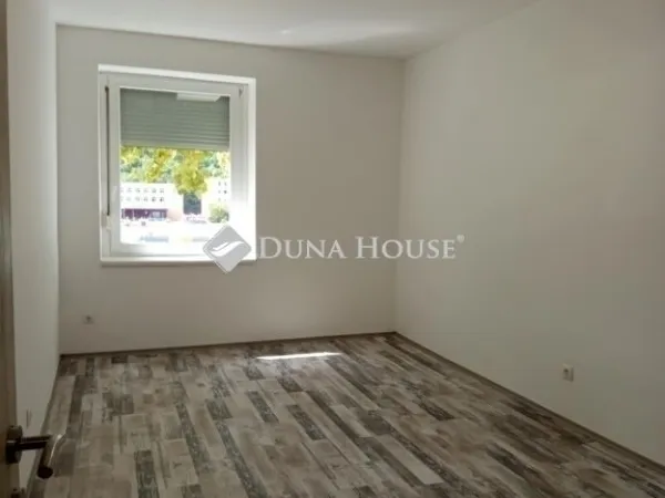 Eladó lakás Komló 56 nm