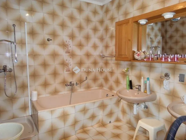 Eladó ház Komló 336 nm