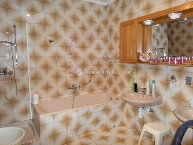 Eladó ház Komló 336 nm