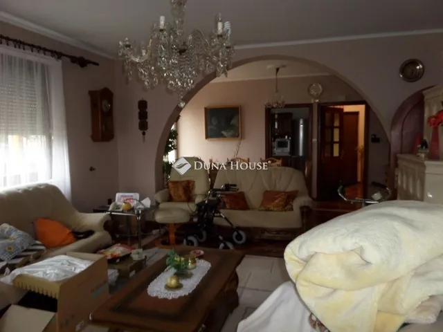 Eladó ház Komló 336 nm