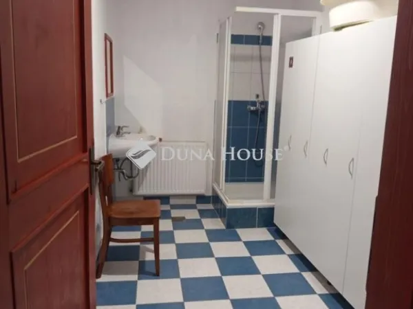 Eladó kereskedelmi és ipari ingatlan Komló 1090 nm