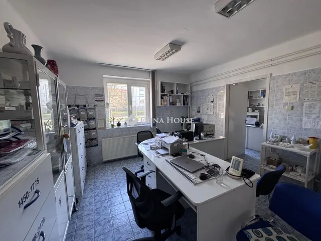 Eladó kereskedelmi és ipari ingatlan Komló 103 nm