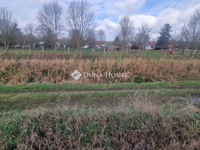 Eladó telek Velény 1842 nm