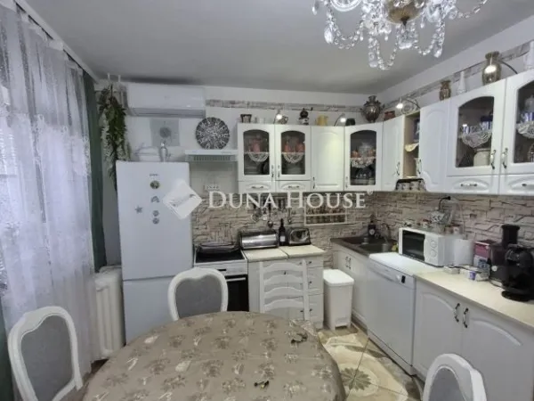 Eladó lakás Komló 52 nm