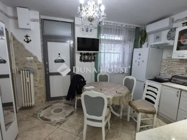 Eladó lakás Komló 52 nm