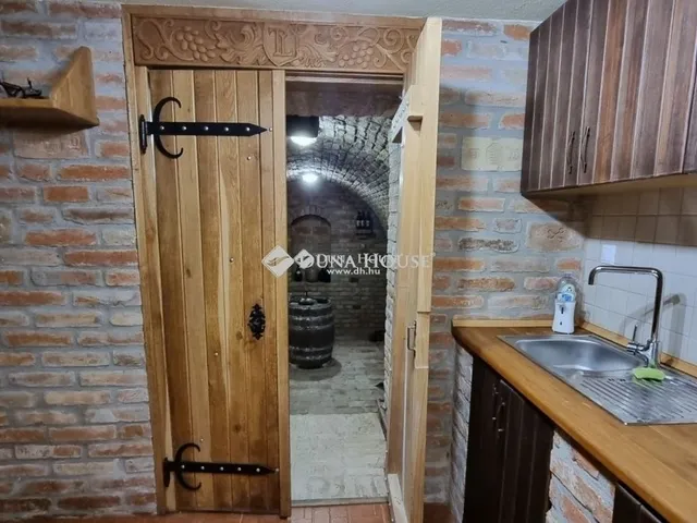 Eladó ház Komló 240 nm