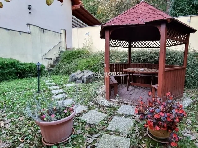 Eladó ház Komló 240 nm