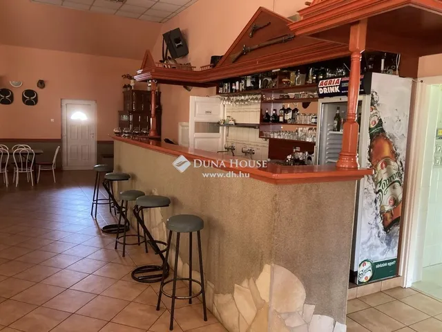 Eladó kereskedelmi és ipari ingatlan Váraszó 229 nm