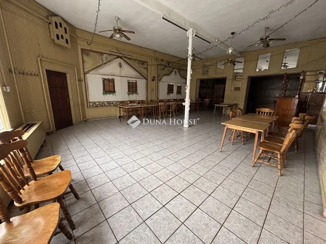 Eladó kereskedelmi és ipari ingatlan Miske 330 nm