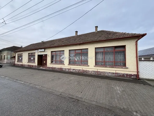 Eladó kereskedelmi és ipari ingatlan Miske 330 nm