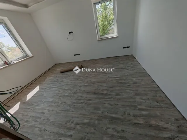 Eladó ház Szada 310 nm