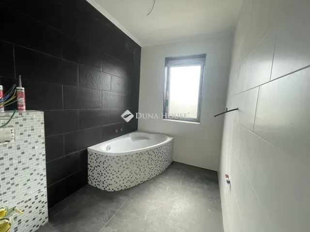 Eladó ház Szada 310 nm