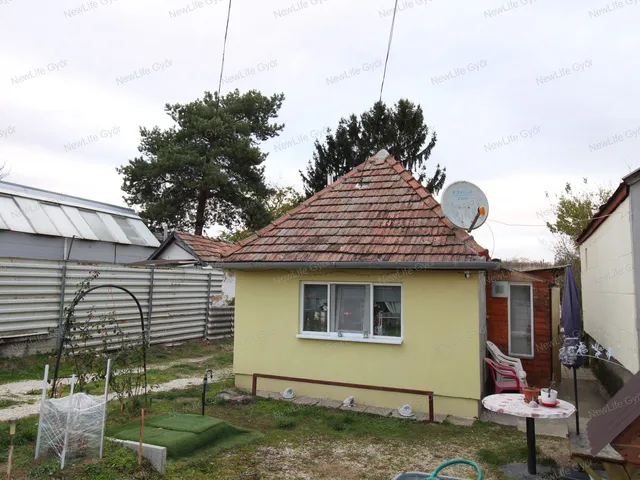 Eladó mezőgazdasági ingatlan Tét 30 nm