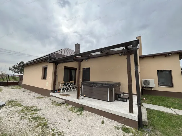 Eladó ház Pér 86 nm