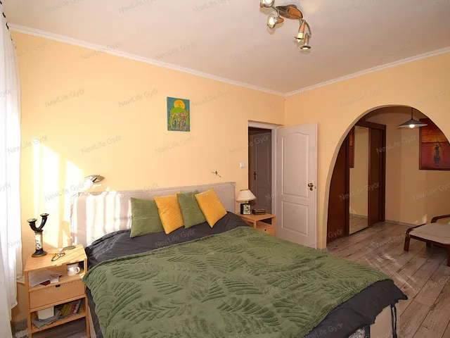 Eladó ház Győrújbarát 220 nm