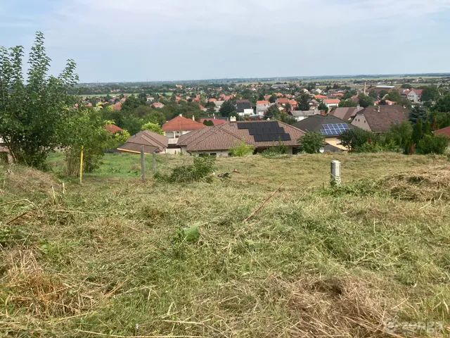 Eladó telek Győrújbarát, Kert utca 806 nm