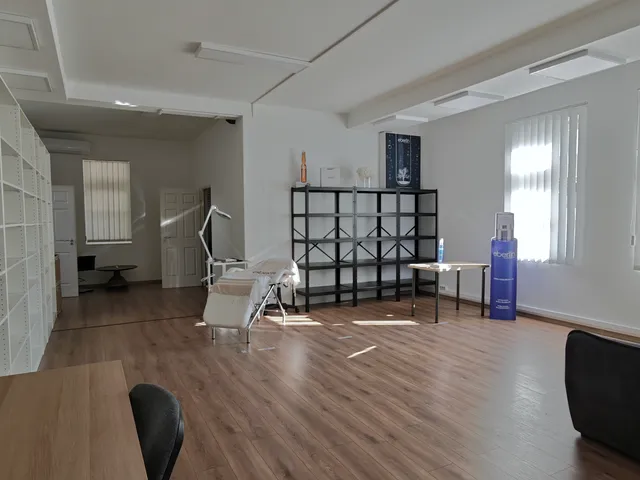 Eladó kereskedelmi és ipari ingatlan Budaörs, Városközpont 301 nm