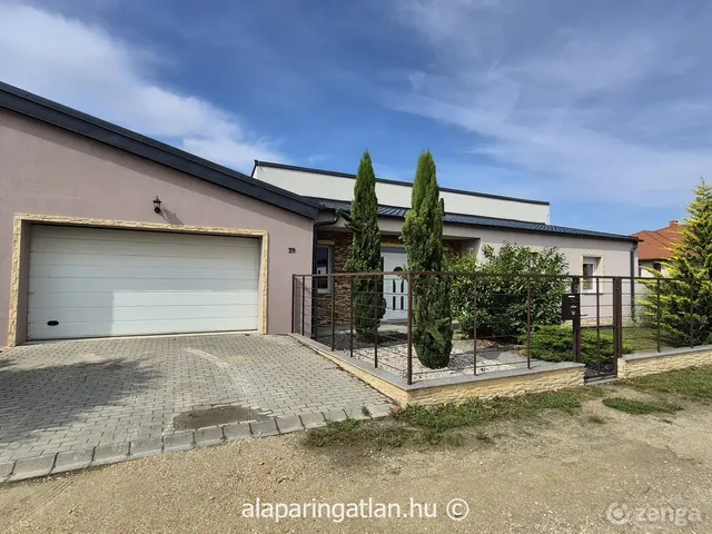 Kiadó ház Pápa, Alsóváros 270 nm