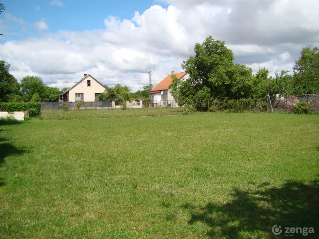 Eladó telek Mosonszentmiklós 700 nm