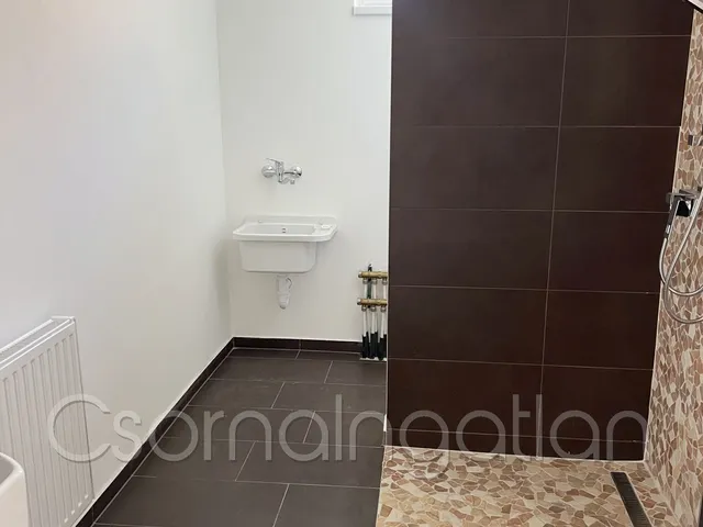 Kiadó kereskedelmi és ipari ingatlan Kóny 45 nm