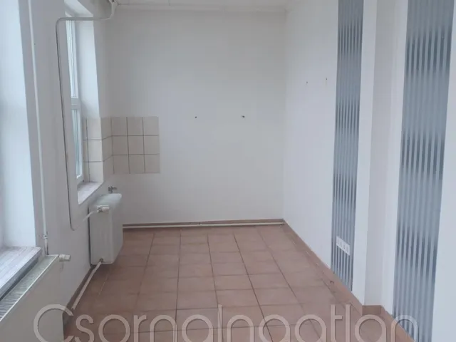 Kiadó kereskedelmi és ipari ingatlan Kóny 33 nm