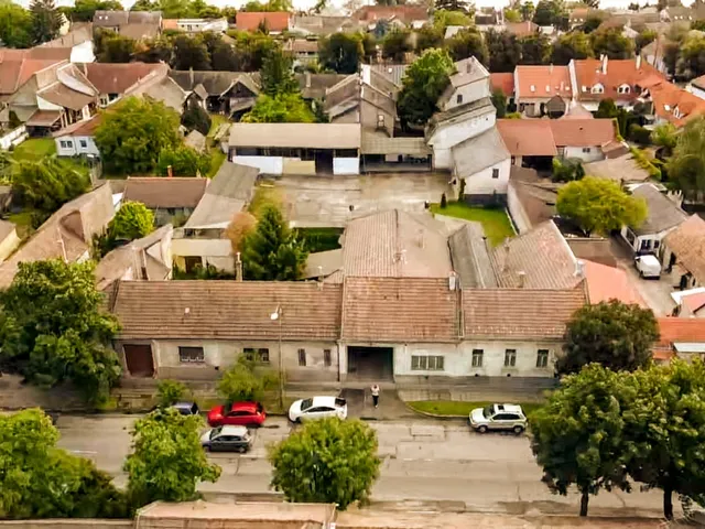 Eladó ház Vác 400 nm