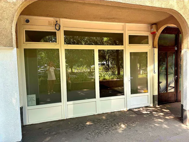 Kiadó kereskedelmi és ipari ingatlan Vác, Földváry Károly tér 2-3 40 nm