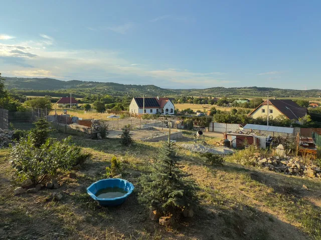 Eladó telek Pécsely 2027 nm